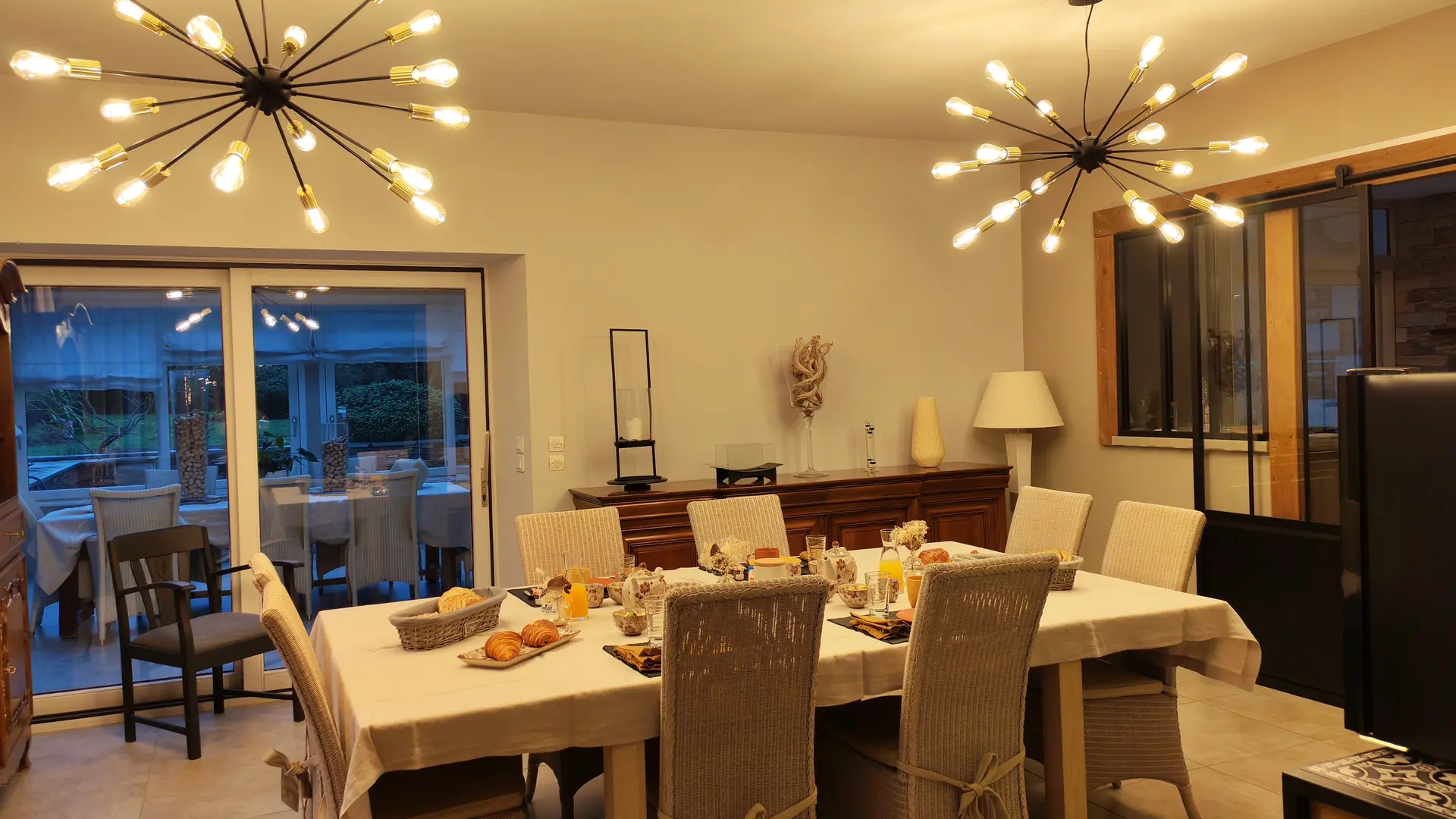 Chambres d'hôtes - Les Hôtes de la Motte - St Jouan - vue exteriepetit déjeuner