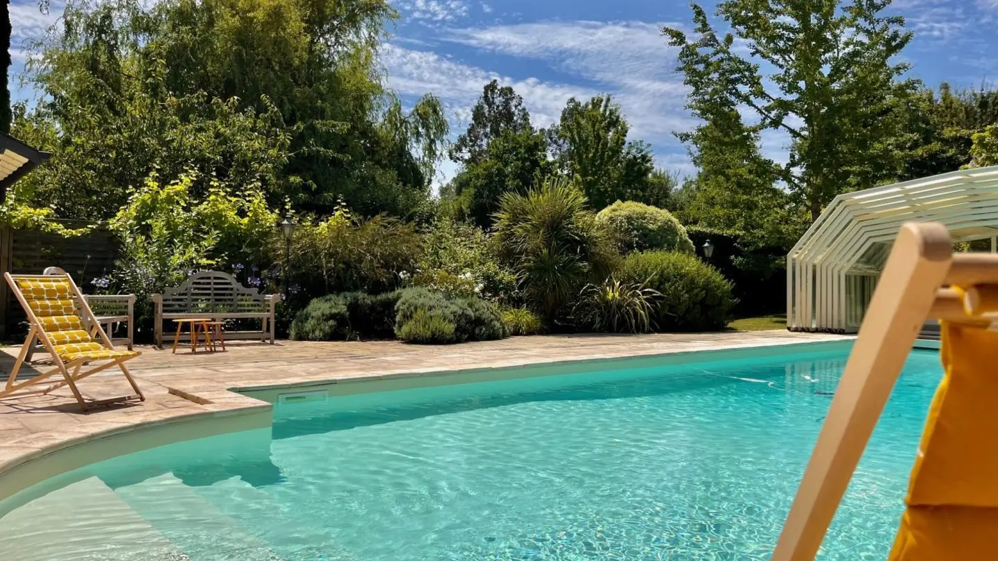 Chambres d'hôtes - Les Hôtes de la Motte - St Jouan - vue exterieur  piscine