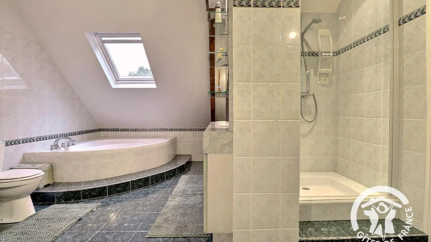 Chambres d'hôtes - Les Hôtes de la Motte - St Jouasalle de bain suite familiale