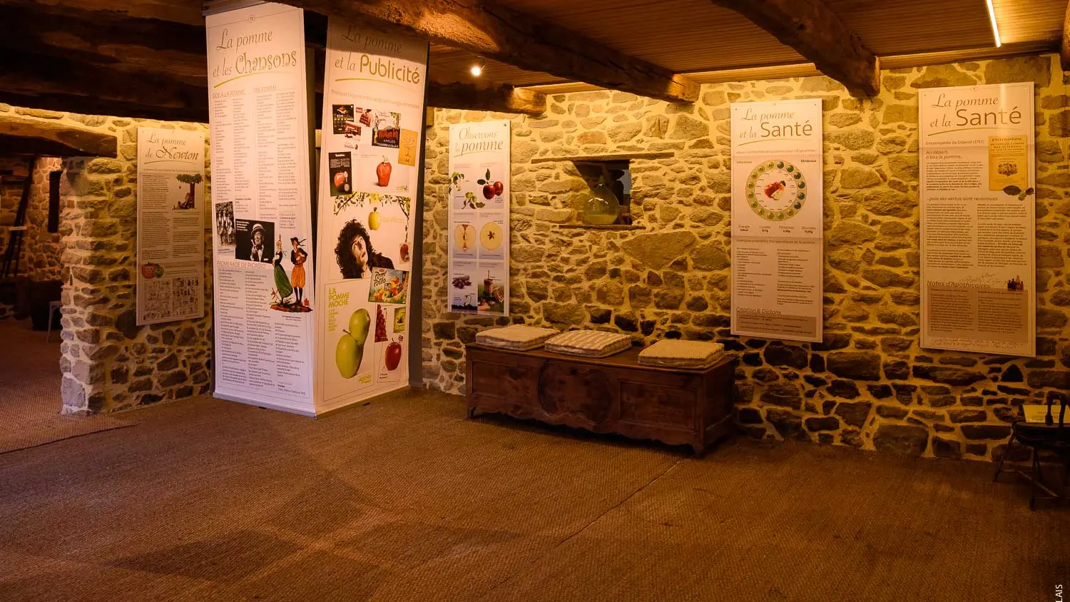 salle-expo-Musee-du-cidre-PleudihenRance-2