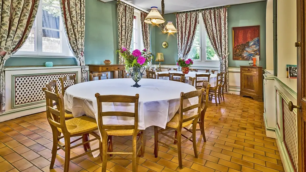 NOYANT DE TOURAINE- CHATEAU DE BROU-Villa salle a manger 20 pers GG