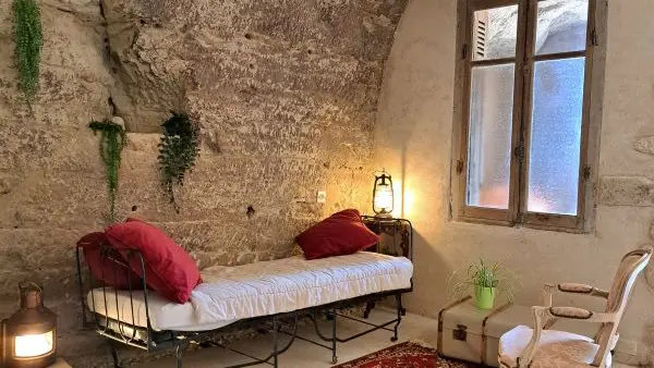 5. Le  Grand Roc Touraine gîte de Groupe 16 pers près Chenonceau Salon troglodyte avec babye foot partie gauche
