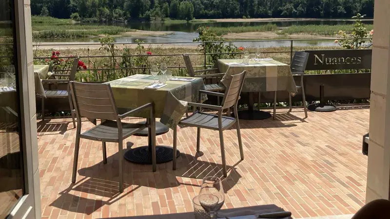 Vue sur la terrasse en bord de Loire