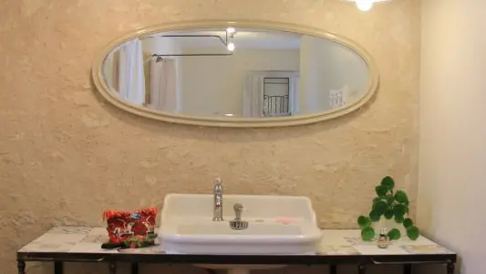 9. Le  Grand Roc Touraine gîte de Groupe 16 pers près Chenonceau  salle d'eau de la grande chambre partie gauche