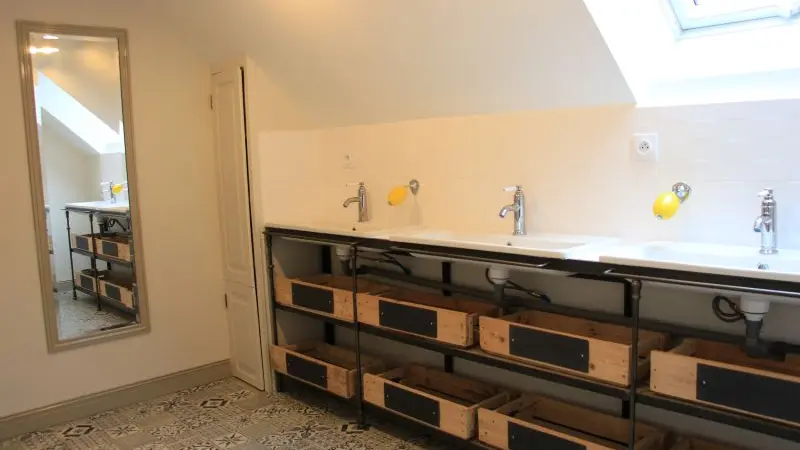 10. Le  Grand Roc Touraine gîte de Groupe 16 pers près Chenonceau  Salle d'eau du dortoir partie gauche