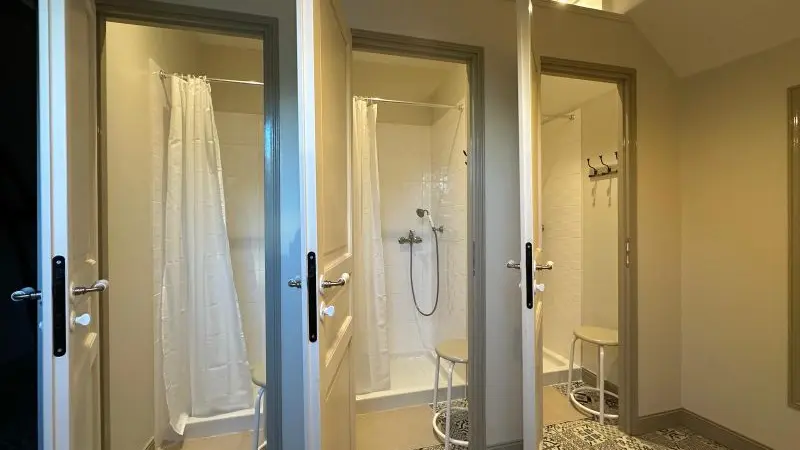 11. Le  Grand Roc Touraine gîte de Groupe 16 pers près Chenonceau 3 douches du dortoir partie gauche