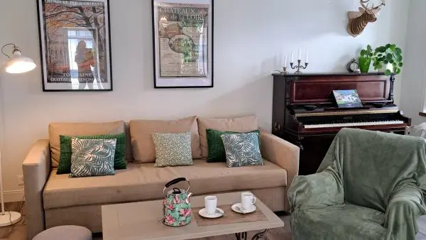 13. Le  Grand Roc Touraine gîte de Groupe 16 pers près Chenonceau Salon et piano partie droite