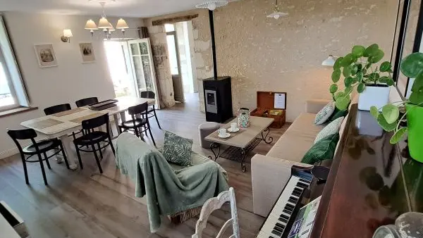 14. Le  Grand Roc Touraine gîte de Groupe 16 pers près Chenonceau Salon salle à manger partie droite