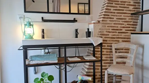 16. Le  Grand Roc Touraine gîte de Groupe 16 pers près Chenonceau  Salle d'eau partie droite