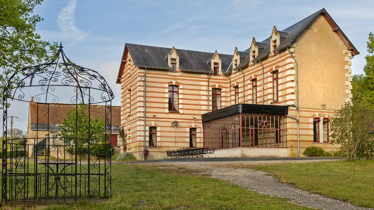 NOYANT DE TOURAINE- CHATEAU DE BROU- Villa ext