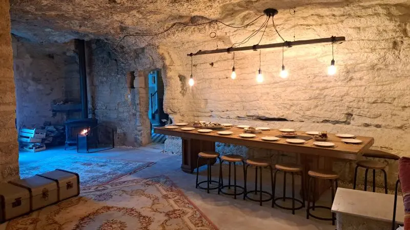 2. Le  Grand Roc Touraine gîte de Groupe 16 pers près Chenonceau salon salle à manger troglodyte partie gauche