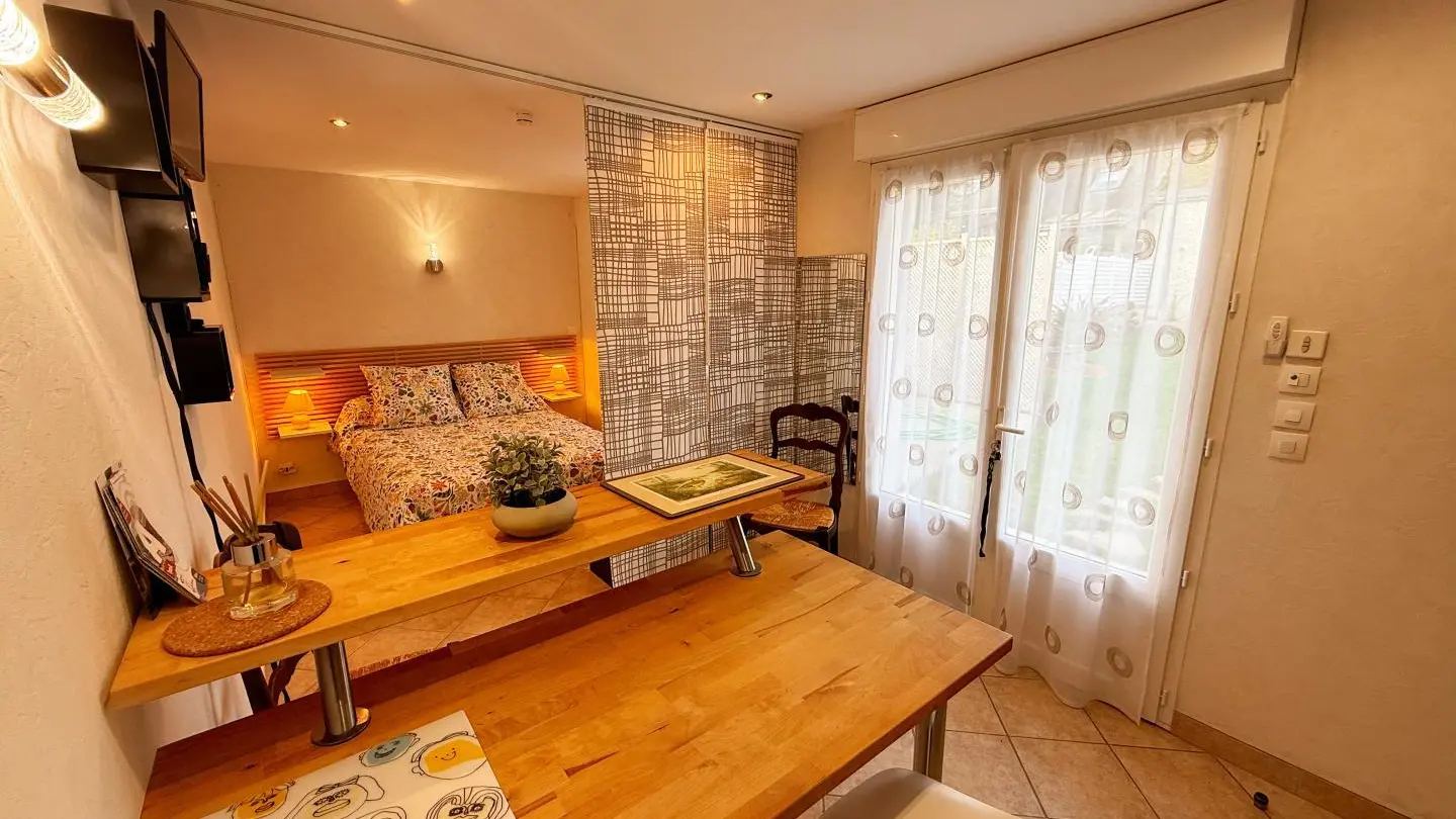 Chambre de charme & jardin en ville_11