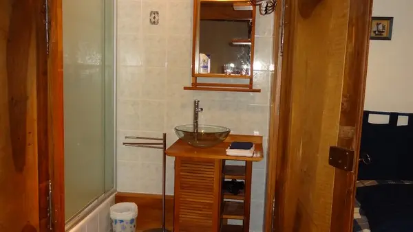 ACVL-Beaumont-en-veron--Les-fromentaux-Sdb-chambre-Marine