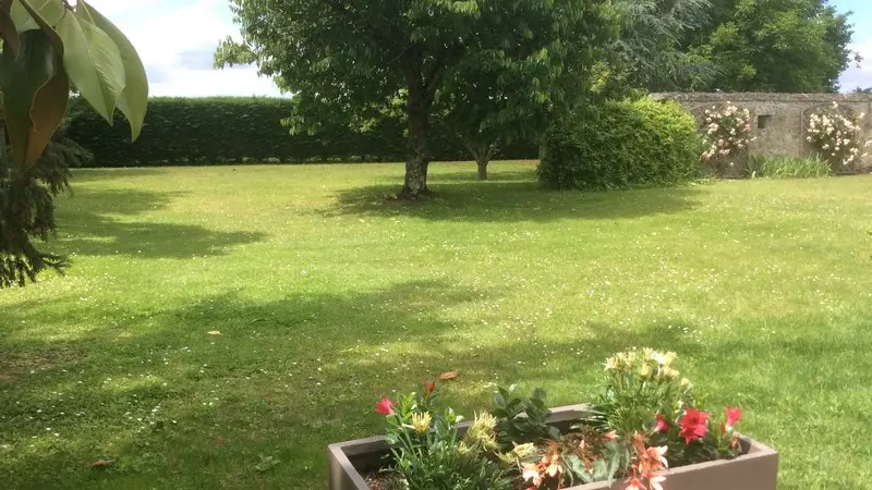 ACVL-BEAUMONT-EN-VERON-GITE-FROMENTAUX-11-Jardin