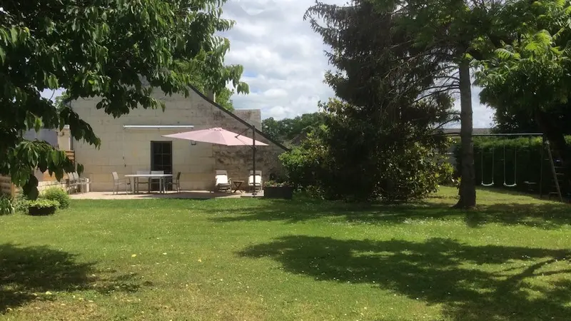 ACVL-BEAUMONT-EN-VERON-GITE-FROMENTAUX-2-terrasse
