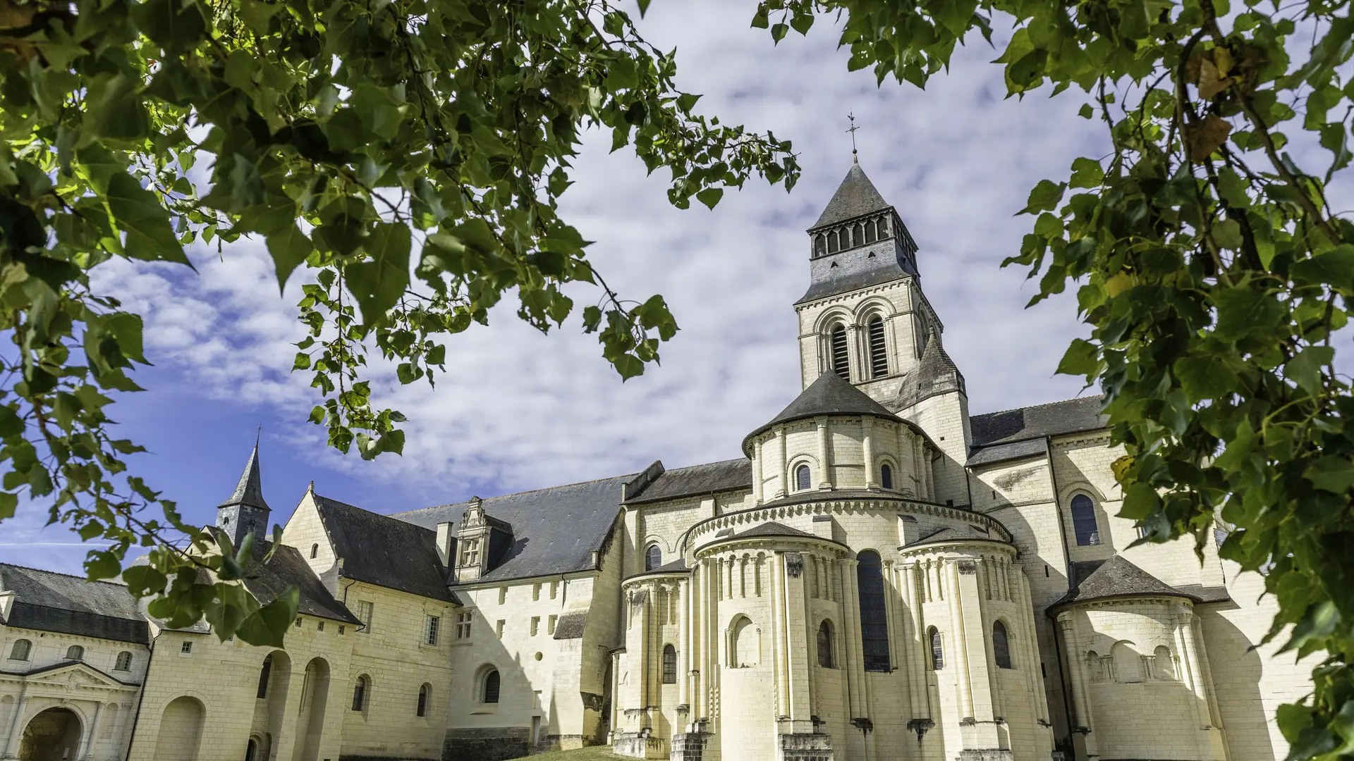 Abbaye-royale-de-Fontevraud-chevet©Sébastien-Gaudard