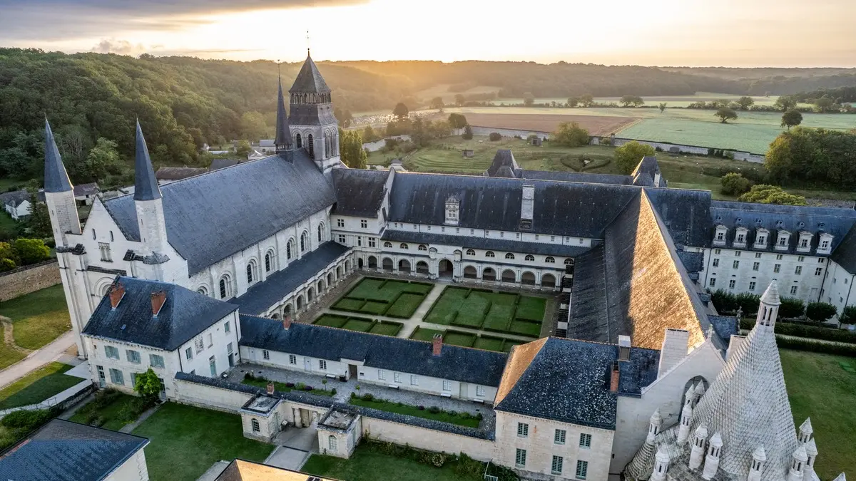 Abbaye-royale-de-Fontevraud-drone©Kreazim (2)