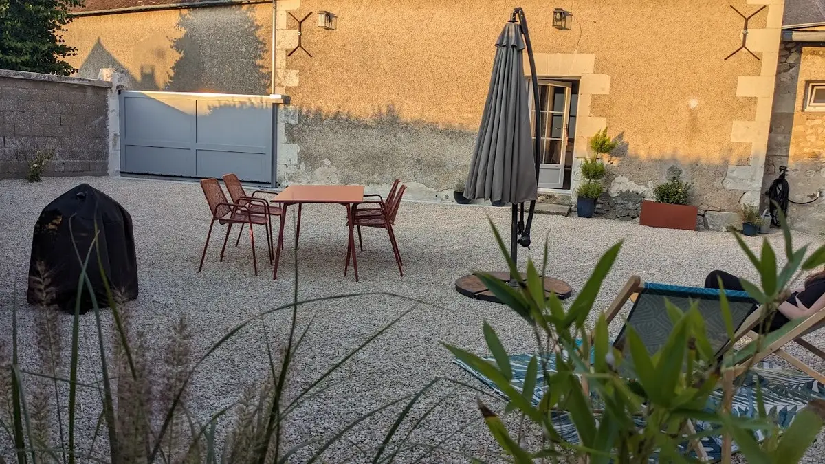 CROUZILLES-Gite-Domaine des feuillant- La petite maison (1)