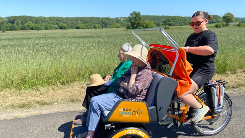Sortie vélo accessible en groupe avec des seniors grâce au vélo adapté Chat