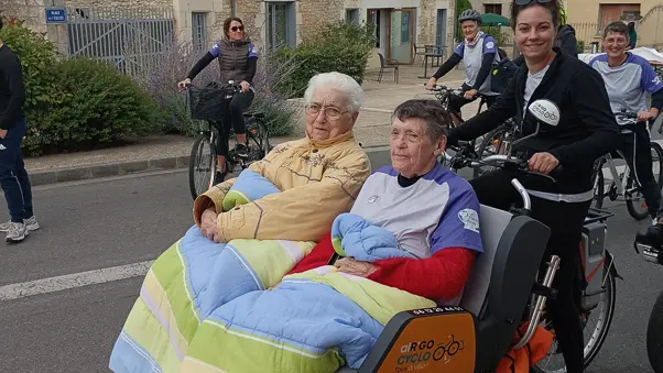 Sortie vélo accessible en groupe avec des seniors grâce au vélo adapté Chat