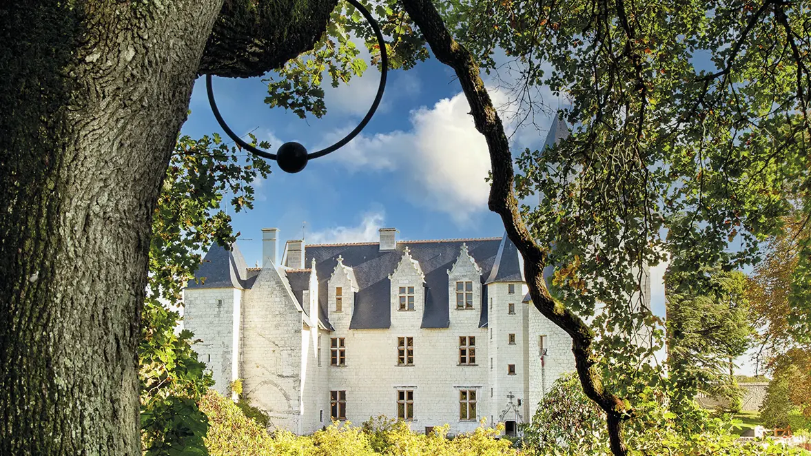 Chateau-du-Rivau_Piercing artiste Ph. Ramette.Photo lux production831014©ChateauduRivau ciel bleu