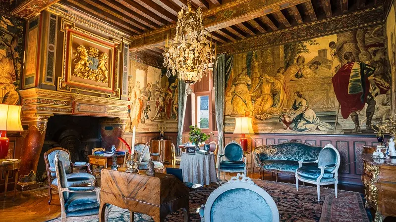 Visite du château de Marcilly-sur-Maulne - France