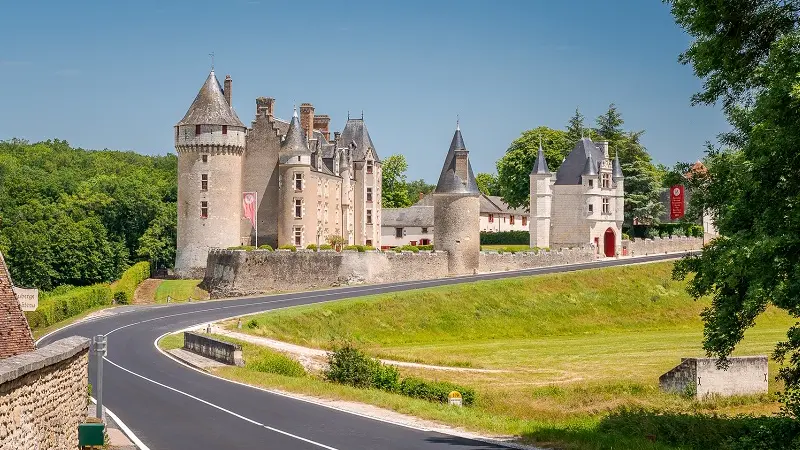 Le château de Montpoupon, sur la route des moulins.