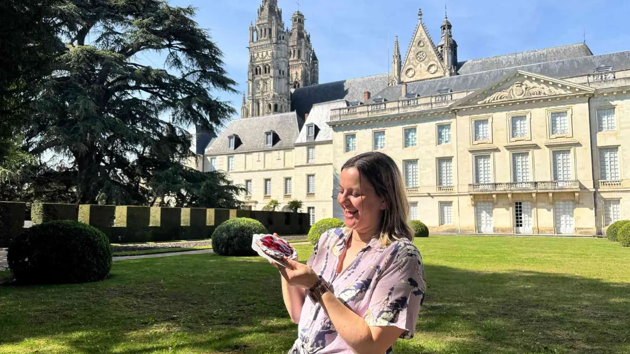 Dégustation d'une tarte vigneronne devant le musée des Beaux-Arts de Tours