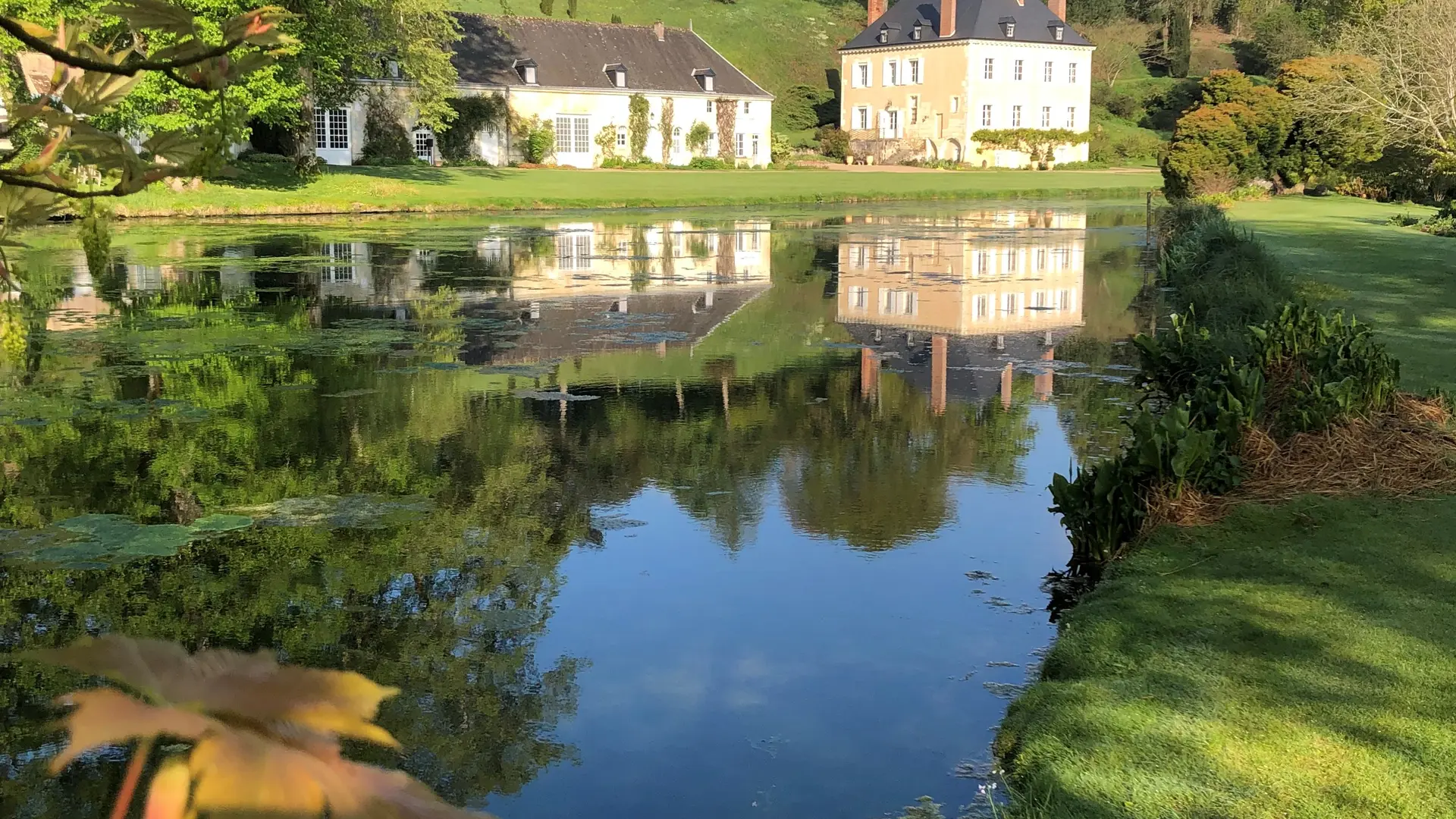 Vue sur la maison se reflétant sur l'étang