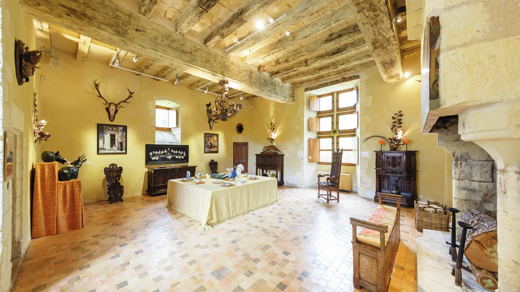 Le Rivau -salle du festin@chateaudurivau