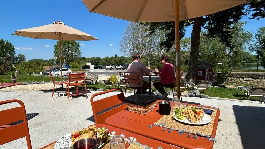 Le p'tit resto du Château - Le Baladin terrasse sur Loire © Bertrand Pignet