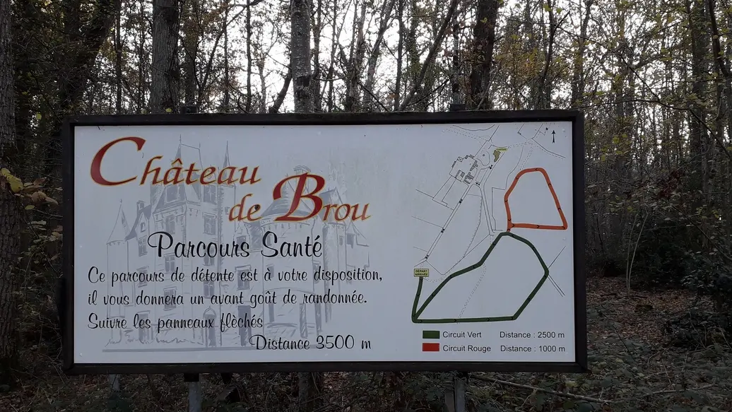 NOYANT DE TOURAINE- CHATEAU DE BROU-Parcour dans les bois