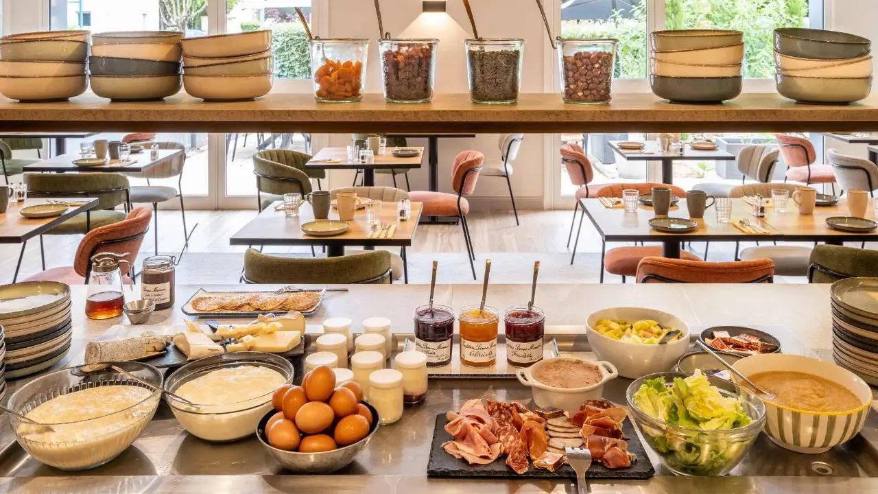 Petit-déjeuner Sure Hotel by Best Western Tours Sud