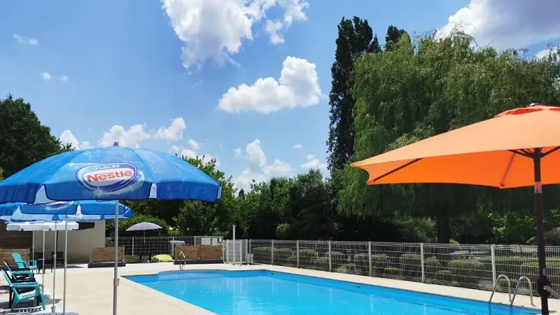 Piscine - Camping La Vallée de l'Indre - Monbazon, France.