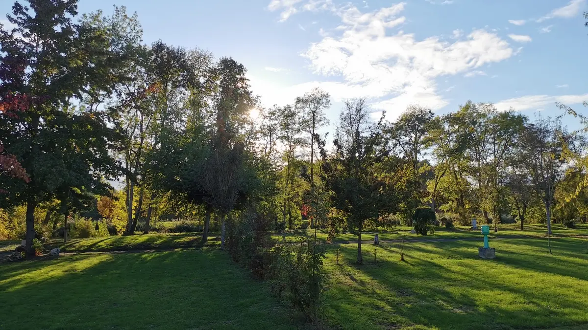 De larges emplacements - Camping La Vallée de l'Indre - Montbazon