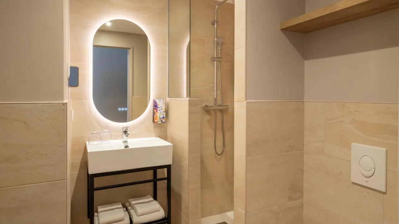 Salle de bain Standard Sure Hotel by Best Western Tours Sud