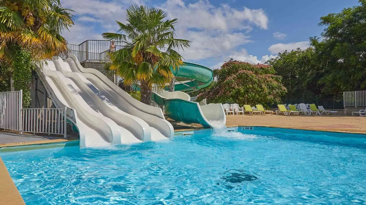 Toboggans parc aquatique
