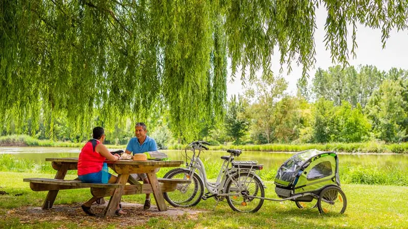 Etang d'Assay : boucle vélo n°49 et voie verte Richelieu-Chinon.