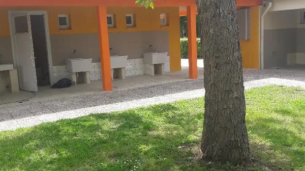 campinglesbordsdecreuse-sanitaires-yzeuressurcreuse-valdeloire
