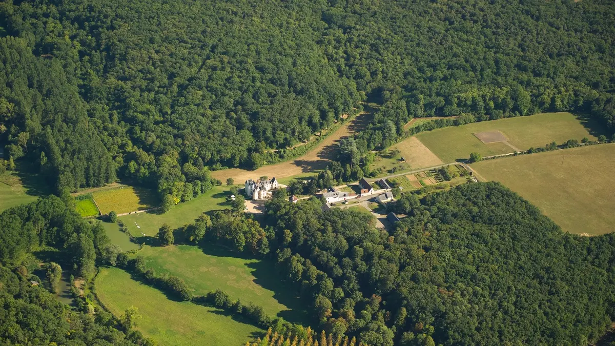 NOYANT DE TOURAINE- CHATEAU DE BROU-chateau vu du ciel  gites de france