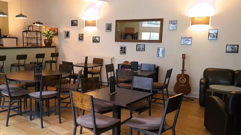 Le Clos aux Roses, côté bar, à Chédigny.