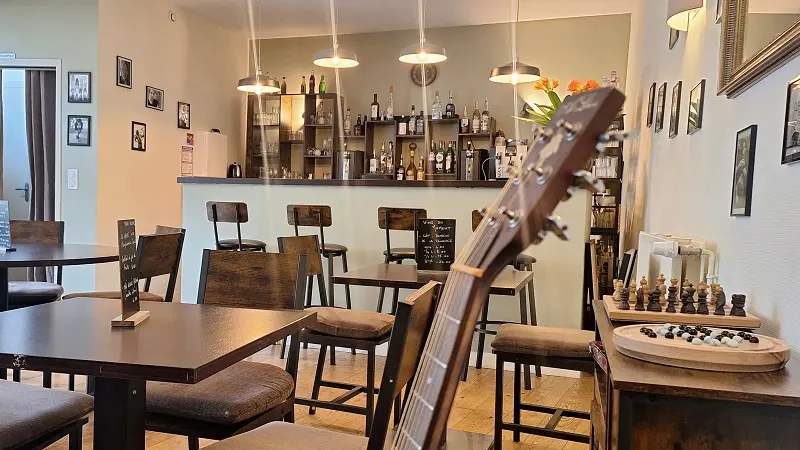 Le Clos aux Roses, côté bar, à Chédigny.