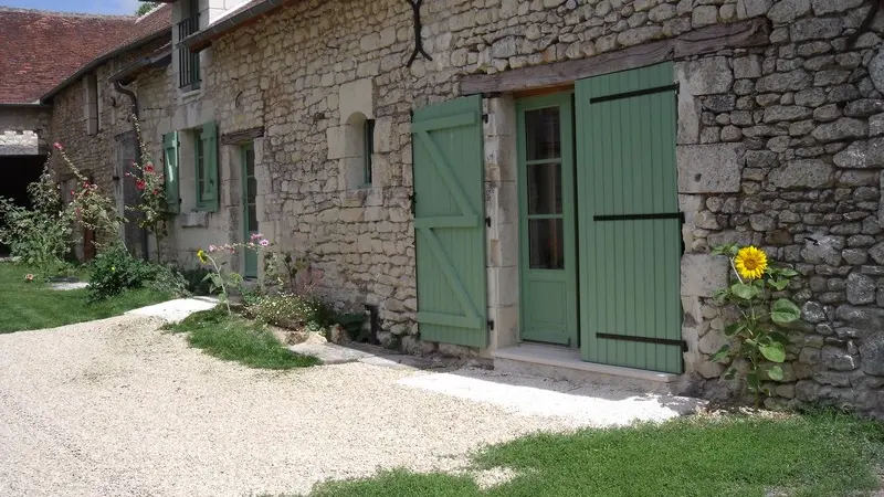 exterieur1-lavieillemaisonauxoiseaux-chambon-valdeloire