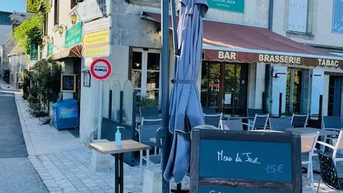 Brasserie Le Colombien, à Villandry. Val de Loire, France.
