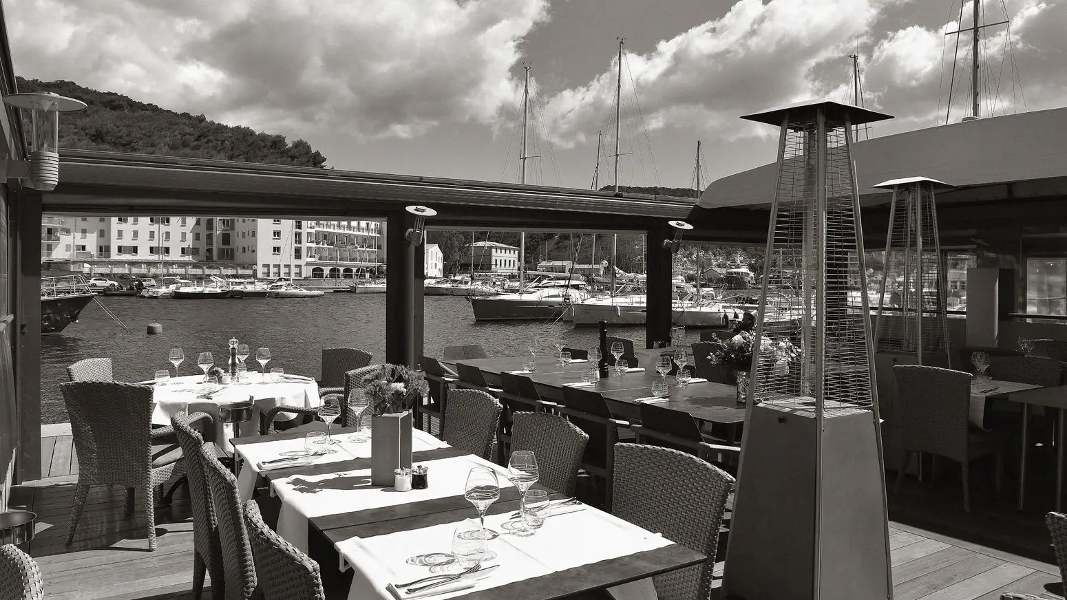 bonifacio_restaurant_le voilier_port_terrasse_ noir et blanc