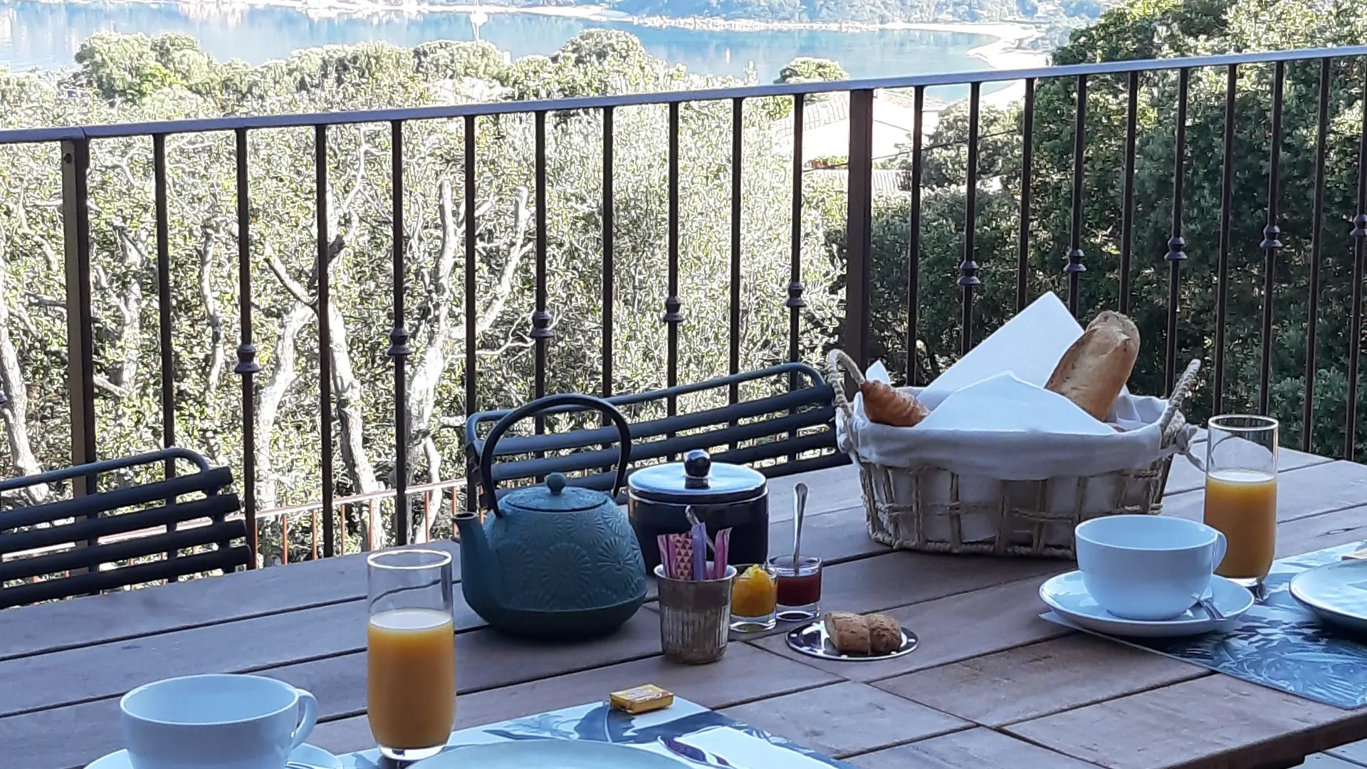 Petit-déjeuner A Casa di Famidda - Vue mer
