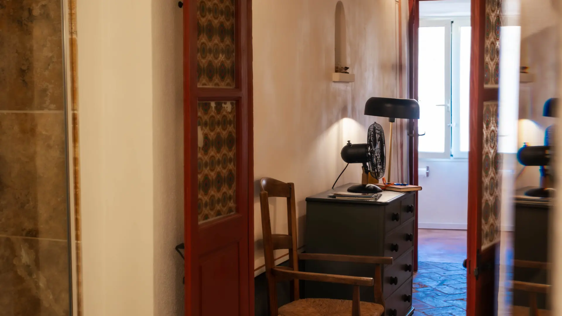 VUE SUR CHAMBRE DE LA SALLE DE BAINS