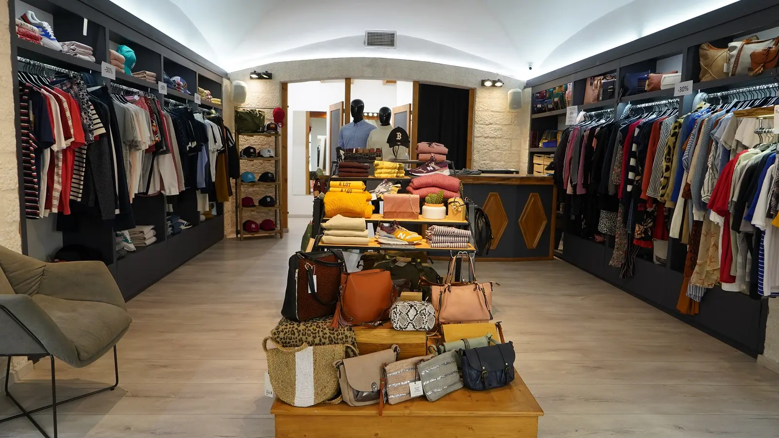 Boutique-monbijoux-vetement-corsica-Bonifacio.jpg