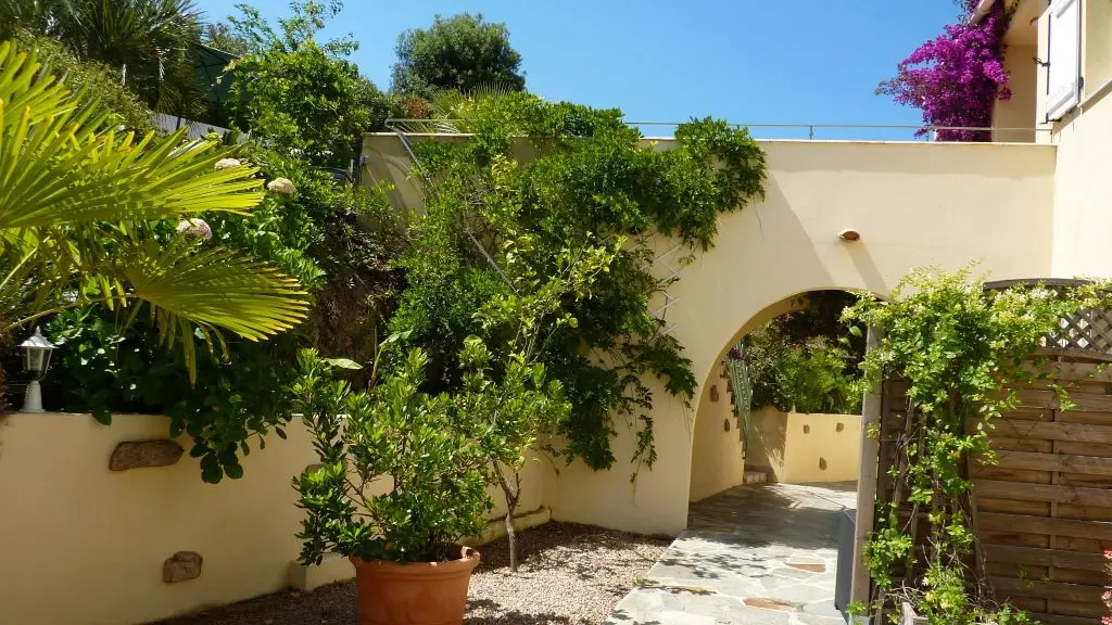CASA REGINA cour arrière