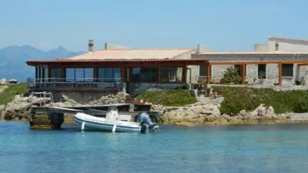 bonifacio_tonnara_plage_restaurant_chez marco_vue loin